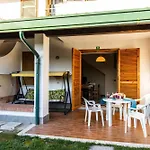 Lägenhet Charming Townhouse With A Shared Pool And Garden Bibione