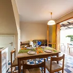 Lägenhet Charming Townhouse With A Shared Pool And Garden *