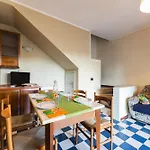 Charming Townhouse With A Shared Pool And Garden Apartment