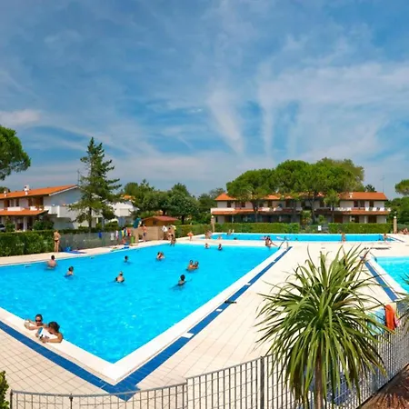 Charming Townhouse With A Shared Pool And Garden Appartamento Bibione