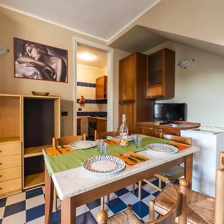 Charming Townhouse With A Shared Pool And Garden Appartamento Bibione