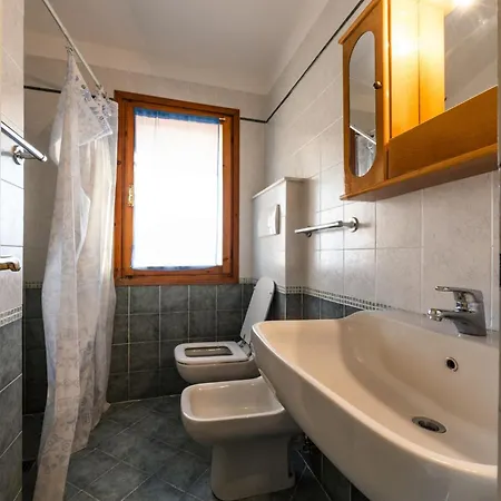 Charming Townhouse With A Shared Pool And Garden Appartamento