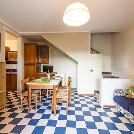Charming Townhouse With A Shared Pool And Garden *