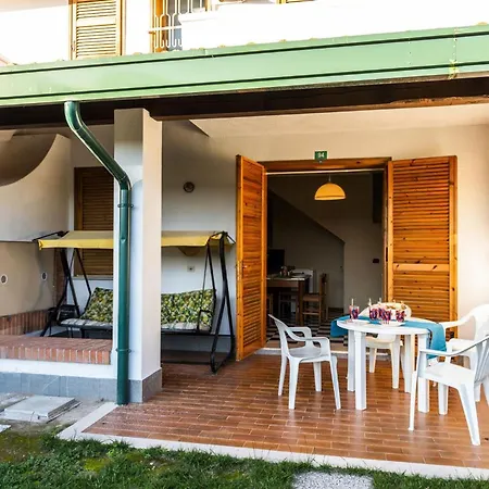Appartamento Charming Townhouse With A Shared Pool And Garden Bibione