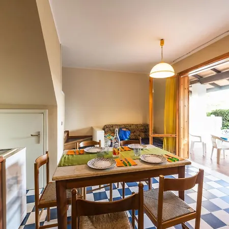 Appartamento Charming Townhouse With A Shared Pool And Garden *
