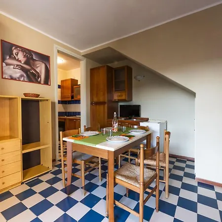 Charming Townhouse With A Shared Pool And Garden *