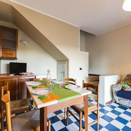Charming Townhouse With A Shared Pool And Garden Appartamento