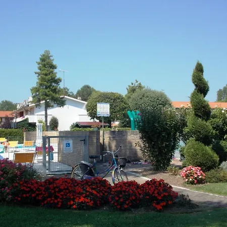 Charming Townhouse With A Shared Pool And Garden Apartment