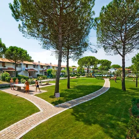Apartment Charming Townhouse With A Shared Pool And Garden Bibione