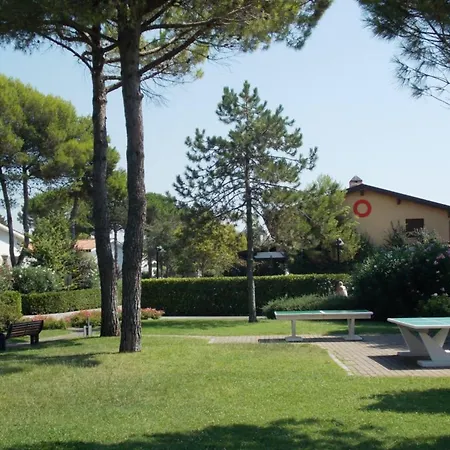 Apartment Charming Townhouse With A Shared Pool And Garden Bibione