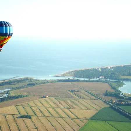 Charming Townhouse With A Shared Pool And Garden *