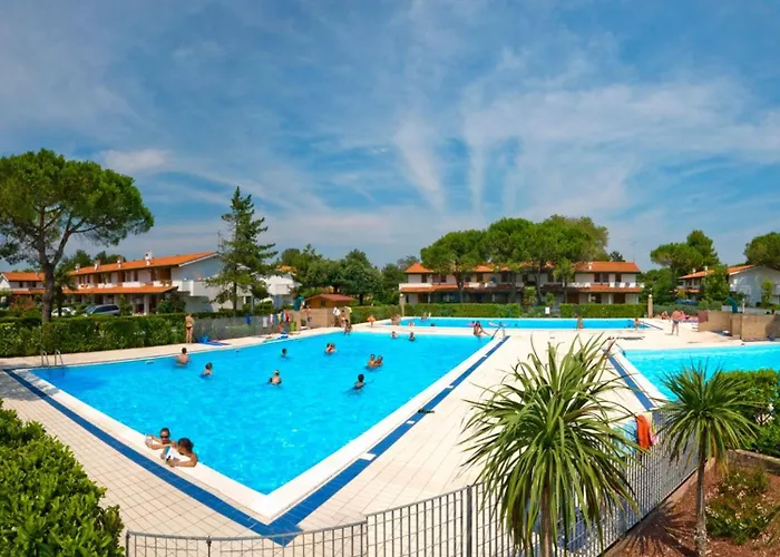 Charming Townhouse With A Shared Pool And Garden Apartman Bibione