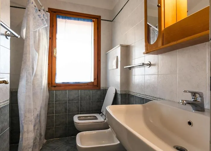 Charming Townhouse With A Shared Pool And Garden Lejlighed