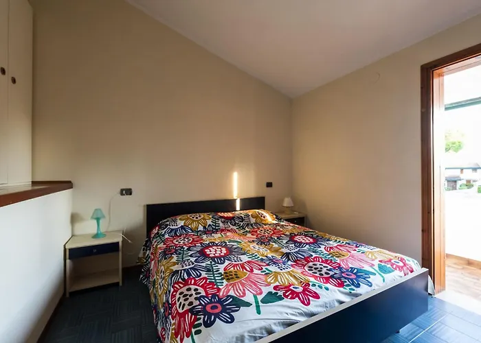 Charming Townhouse With A Shared Pool And Garden *