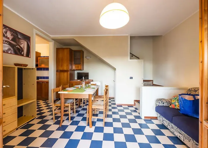 Charming Townhouse With A Shared Pool And Garden *