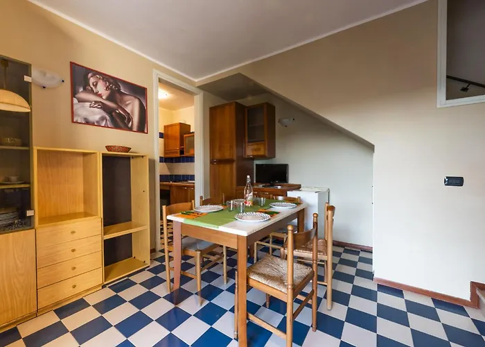 Charming Townhouse With A Shared Pool And Garden *