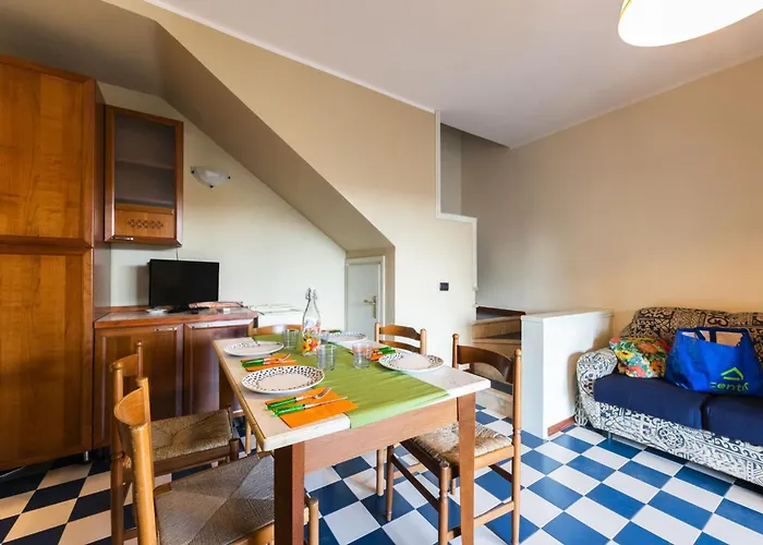 Charming Townhouse With A Shared Pool And Garden Apartman