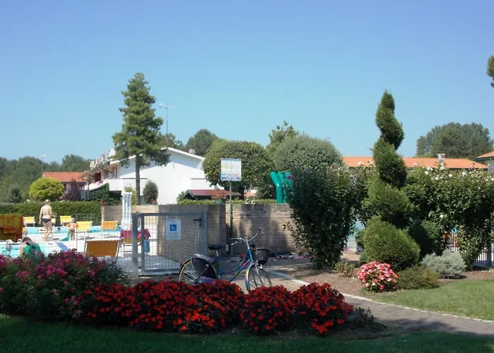 Charming Townhouse With A Shared Pool And Garden Lejlighed