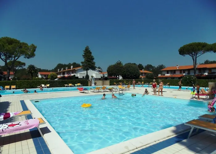 Appartamento Charming Townhouse With A Shared Pool And Garden