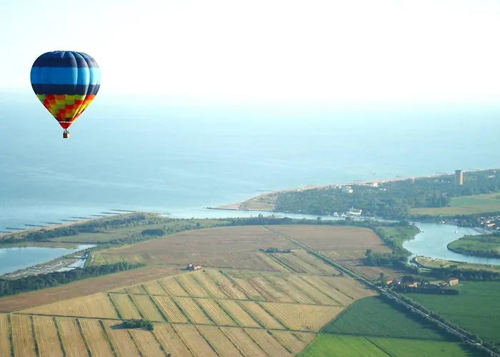 Charming Townhouse With A Shared Pool And Garden *